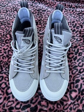 BNWT Vans High-Top Sneakers in Light Gray and White, waterproof MTE